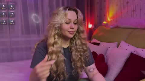 Estella online show from March 13, 2:09 pm