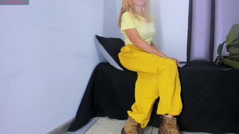 esterlindez online show from May 1, 7:41 pm