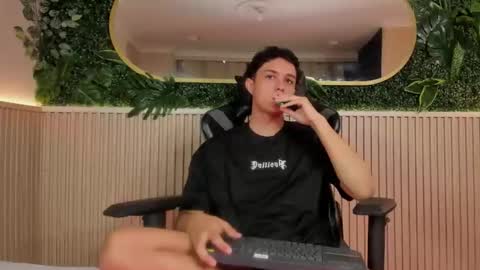 ethanlowell online show from December 23, 5:24 am