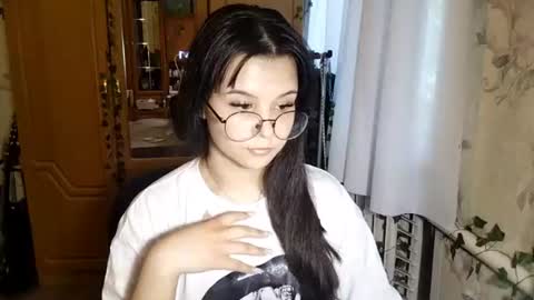 Lily 1st day online show from June 11, 1:53 pm