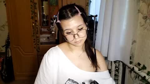 Lily 1st day online show from June 12, 1:54 pm
