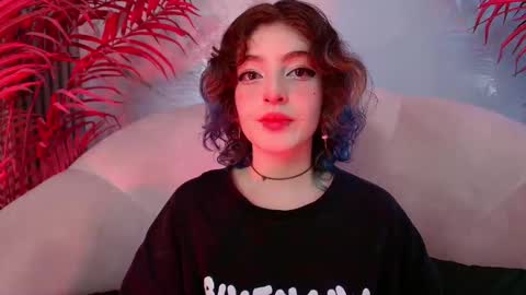 E V A online show from December 3, 8:42 pm