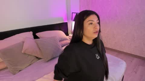 Snapshot of evaa_stevens chatting on October 21, 12:43 pm julieth online show from October 21, 12:43 pm
