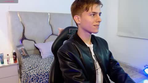evan_tay online show from March 13, 3:32 am