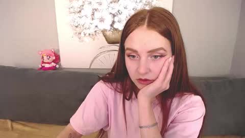 Snapshot of evarey_ chatting on October 20, 11:26 am Adelina online show from October 20, 11:26 am