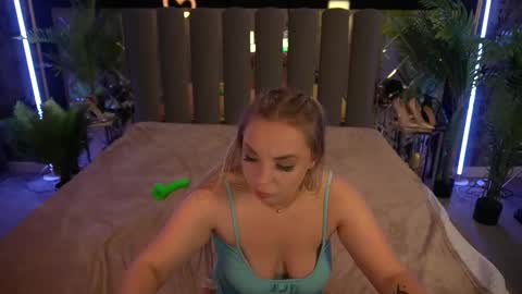 Snapshot of evasugar__ chatting on October 3, 10:18 pm Eva online show from October 3, 10:18 pm