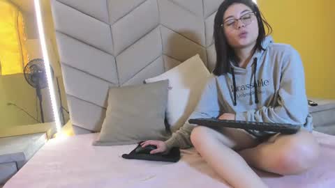 Eve Aura online show from June 28, 5:31 pm