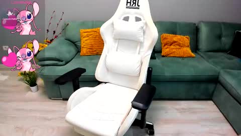 eveeevian online show from March 27, 1:56 pm