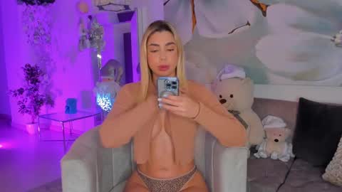 Snapshot of evellynclair chatting on December 6, 2:29 am Eve  online show from December 6, 2:29 am