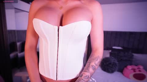 Snapshot of evellynclair chatting on October 6, 2:07 am Eve  online show from October 6, 2:07 am