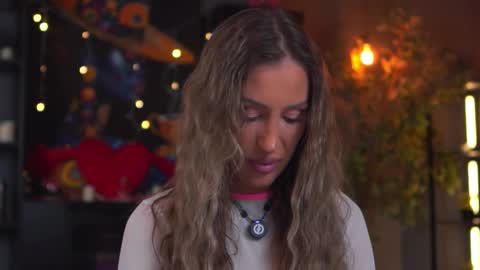 Evelyn online show from March 4, 7:22 pm