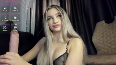 Evelynvlove online show from June 30, 11:46 pm