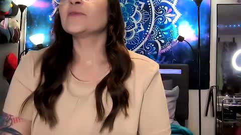 Aly online show from December 6, 10:46 pm