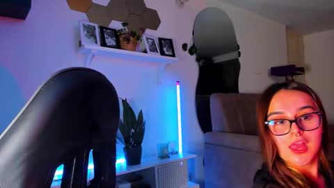 EVY online show from March 25, 1:01 am