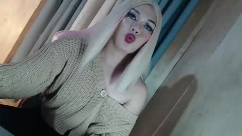 DANIELLA - DONT FORGET TO GIVE ME A THUMBSU UP online show from May 20, 10:27 pm