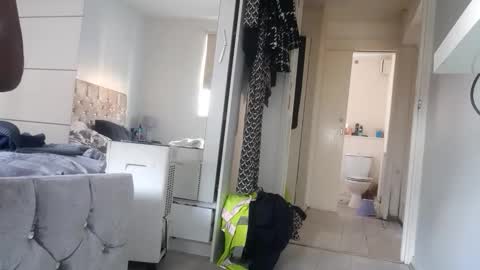 fantasticdeee online show from April 18, 5:48 pm