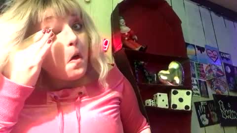 Snapshot of findommefoxi chatting on January 15, 2:27 am findommefoxi online show from January 15, 2:27 am