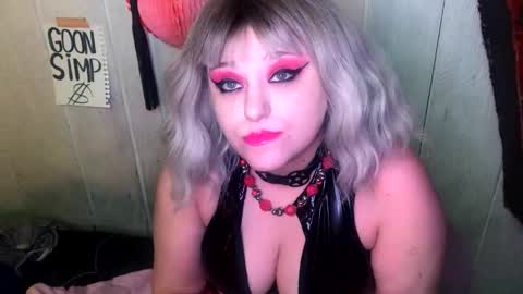 Snapshot of findommefoxi chatting on January 31, 1:43 am findommefoxi online show from January 31, 1:43 am