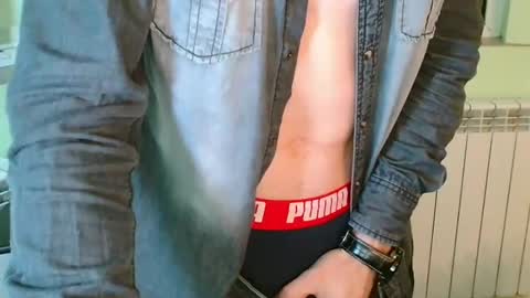 independent model online show from December 4, 6:33 pm