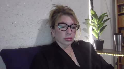 fox_red_lady7 online show from March 9, 6:32 pm