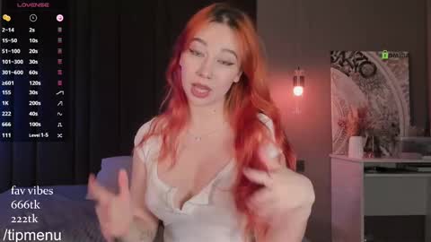Snapshot of foxylovesyou chatting on March 6, 9:03 am foxylovesyou online show from March 6, 9:03 am