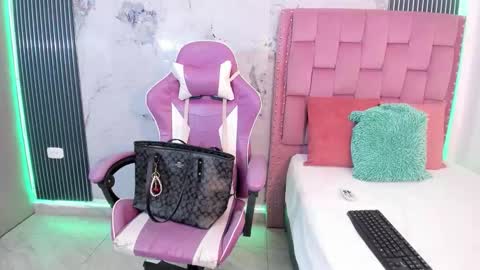 Laura online show from December 13, 7:53 pm