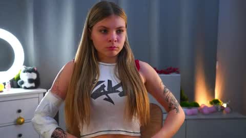 Hey im Olivia im glat to see you in mu room3 online show from April 23, 3:13 pm