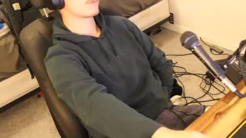 freeforyourpleasure online show from November 18, 4:37 am