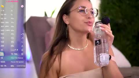 freyaheart online show from August 7, 7:06 am