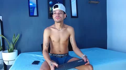 Snapshot of friendsofeverything_ chatting on December 24, 12:00 pm Adam y pitter online show from December 24, 12:00 pm