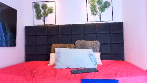 Red her and Velvet him online show from June 12, 8:41 pm