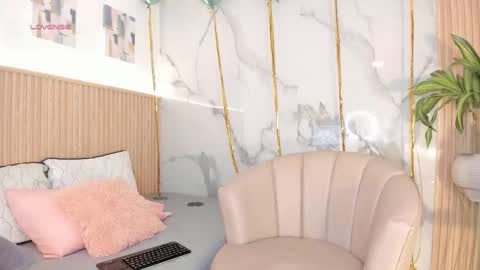   Independent model online show from March 17, 12:32 pm