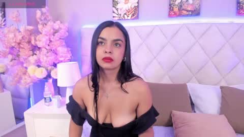 gia__evanss_ online show from May 7, 3:08 pm