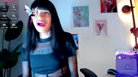 Gia  Please help me with your thumbs up its important   online show from July 13, 12:42 pm