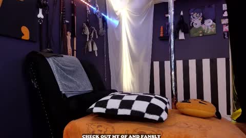 Giggles online show from December 3, 5:46 pm