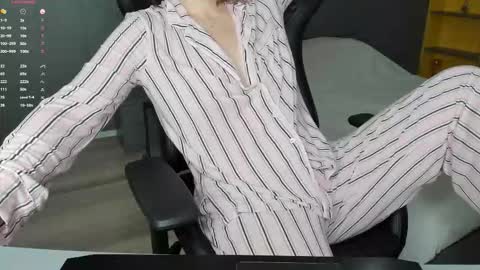 gigihadd online show from November 28, 4:36 pm