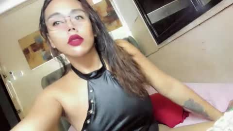 urGIRL online show from May 26, 11:05 am