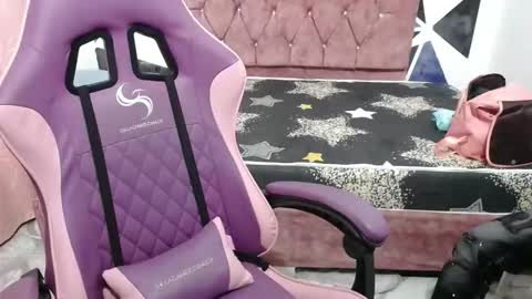 girl_princess18 online show from December 4, 3:06 am