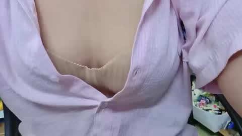 Snapshot of girlhanoi chatting on October 17, 9:46 am girlhanoi online show from October 17, 9:46 am