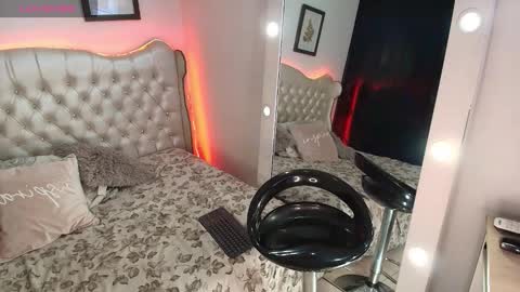 glamwtigress online show from October 19, 4:00 pm