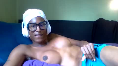 Snapshot of goddexx_kii chatting on September 21, 4:11 pm goddexx_kii online show from September 21, 4:11 pm