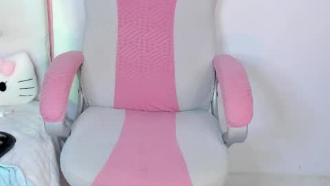 golden_issy online show from April 18, 2:57 am