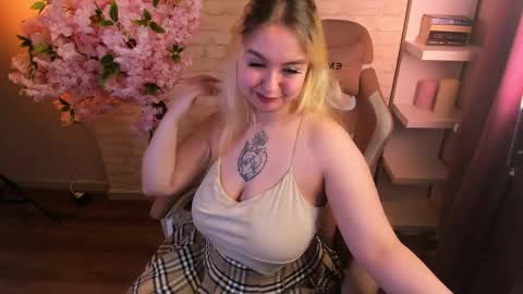 Lina 3 online show from May 15, 2:57 pm
