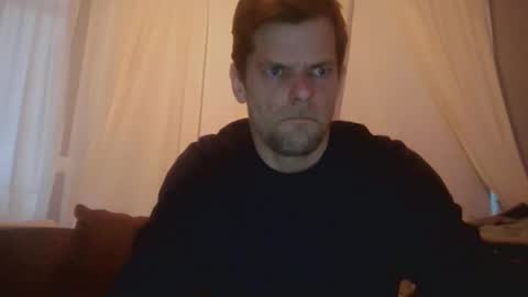 gunnarssonbenni33 online show from May 8, 10:04 pm