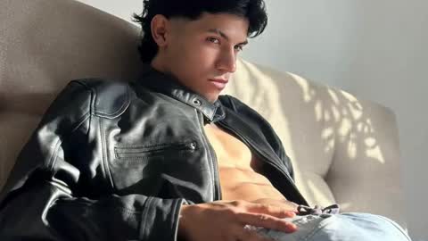 Snapshot of guts_x chatting on January 8, 11:09 pm Guts online show from January 8, 11:09 pm
