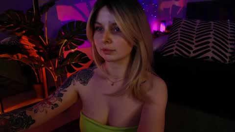 gwenhilton online show from January 25, 6:01 am