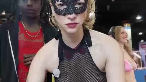 H0twife4Life online show from April 11, 12:15 am