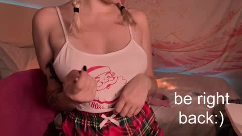 Snapshot of h2h0e chatting on February 27, 7:04 pm Lana online show from February 27, 7:04 pm