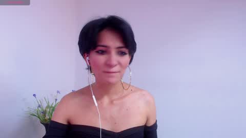 Snapshot of hanna_chloe chatting on February 9, 5:01 pm Sara online show from February 9, 5:01 pm