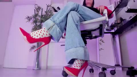 HANNAH HOWELL online show from April 21, 9:49 am